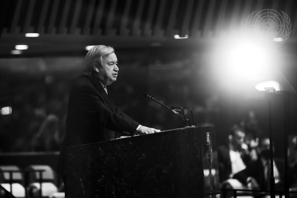FNs generalsekretær holder tale under åpningen av hoveddebatten av den 77. sesjonen av generalforsamlingen 20. september. Foto: UN Photo/Mark Garten.